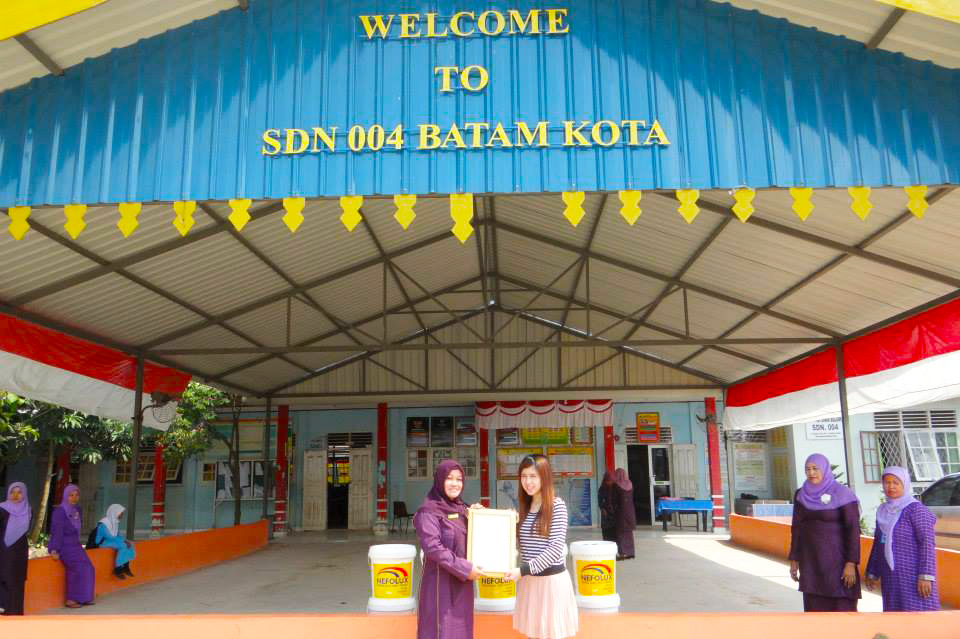 Sumbangan Cat untuk SDN 004 Batam Kota (2014)