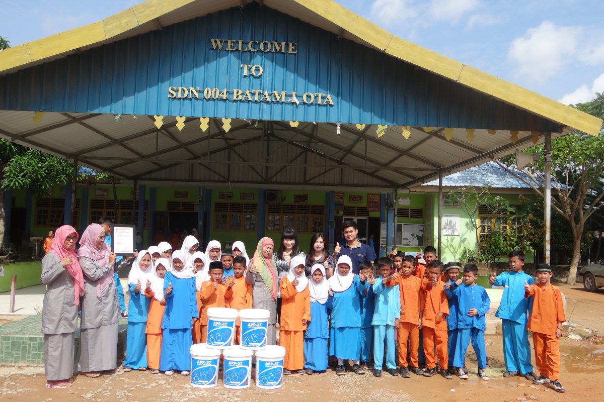 Sumbangan Cat untuk SDN 004 Batam Kota 2 (2016)